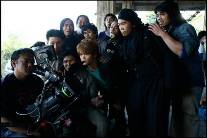главные герои Bangkok Knockout смотрят на отснятый материал