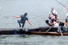 Сталлоне падает в воду