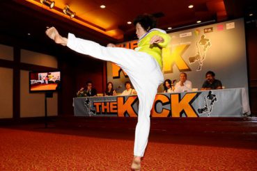 кадр из пресс-конференции с создателями боевика The Kick