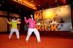 кадр из пресс-конференции с создателями боевика The Kick
