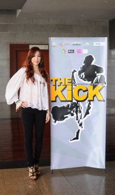 кадр из пресс-конференции с создателями боевика The Kick