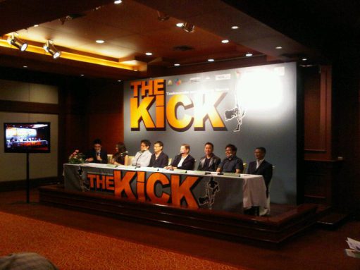 кадр из пресс-конференции с создателями боевика The Kick